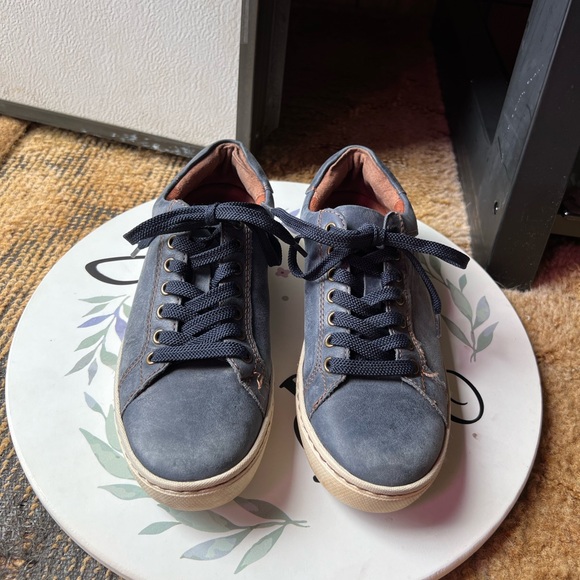 Women’s BORN genuine leather navy blue color sneakers. - Picture 13 of 17